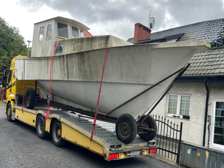 Transport łodzi motorowej lawetą specjalistyczną BaLi Transport.