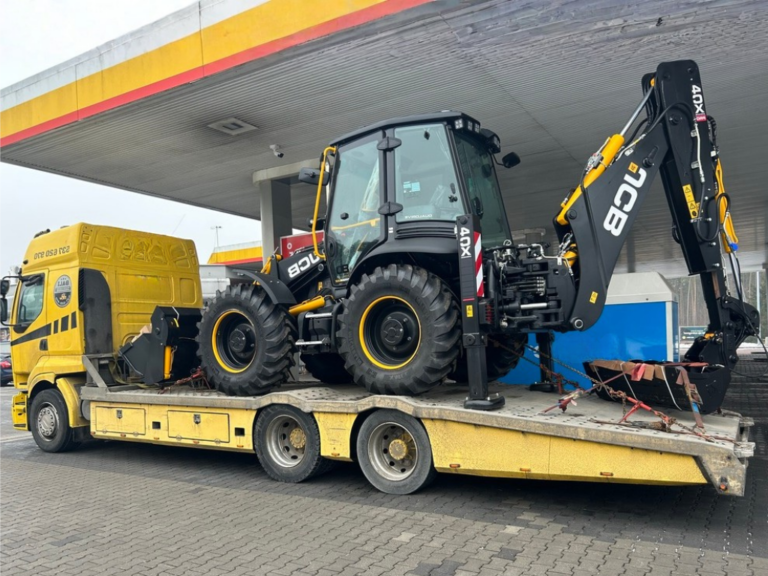 Transport koparko-ładowarki JCB lawetą do 15 ton.