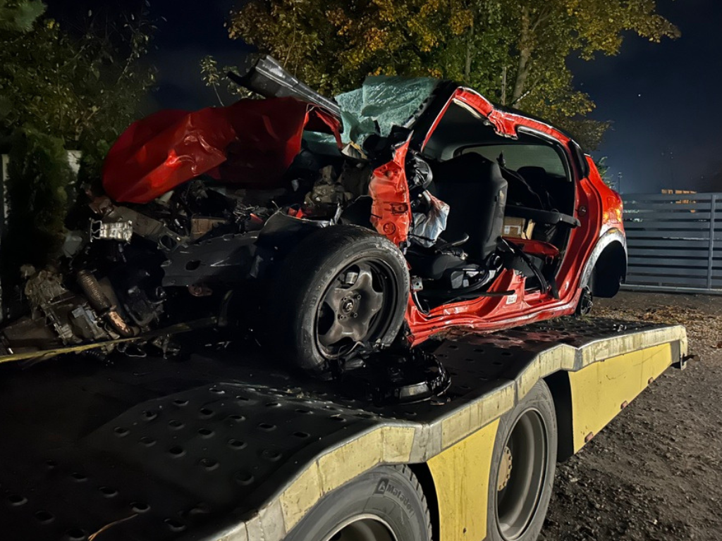 Pomoc drogowa i transport uszkodzonego samochodu po wypadku.