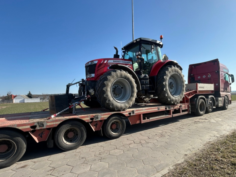 Transport ciągnika rolniczego lawetą niskopodwoziową BaLi Transport.