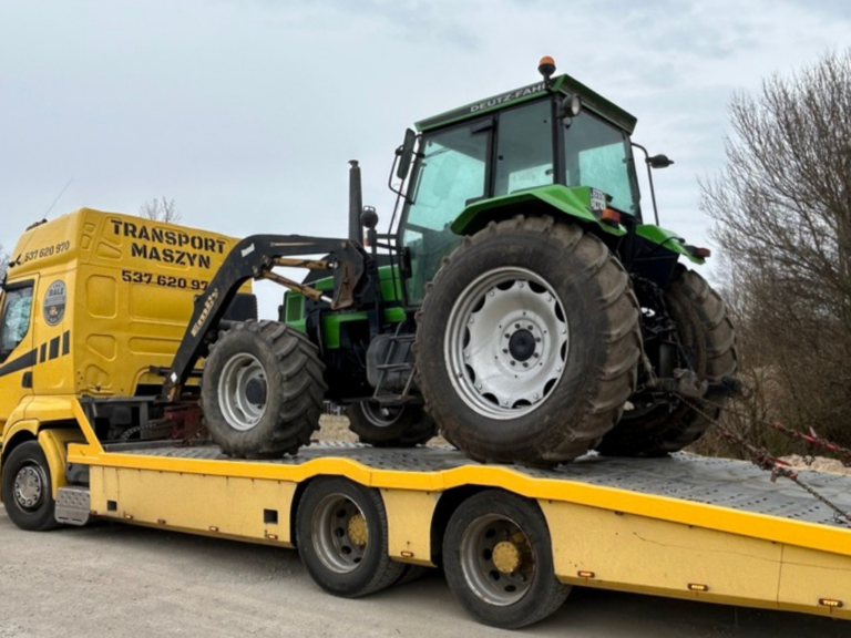 Przewóz dużego ciągnika rolniczego lawetą do 15 ton.