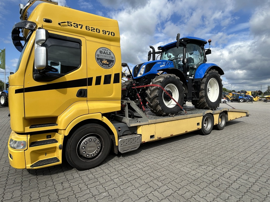 Transport nowoczesnego traktora lawetą ciężarową BaLi Transport.
