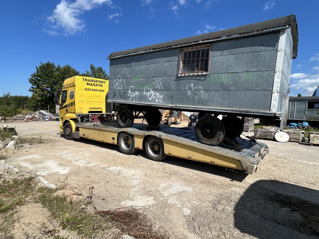 Transport dużego kontenera i konstrukcji stalowej lawetą niskopodwoziową.