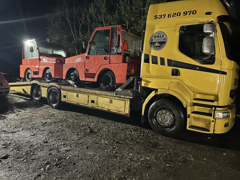 Nocny transport pojazdu terenowego lawetą BaLi Transport Koszalin.