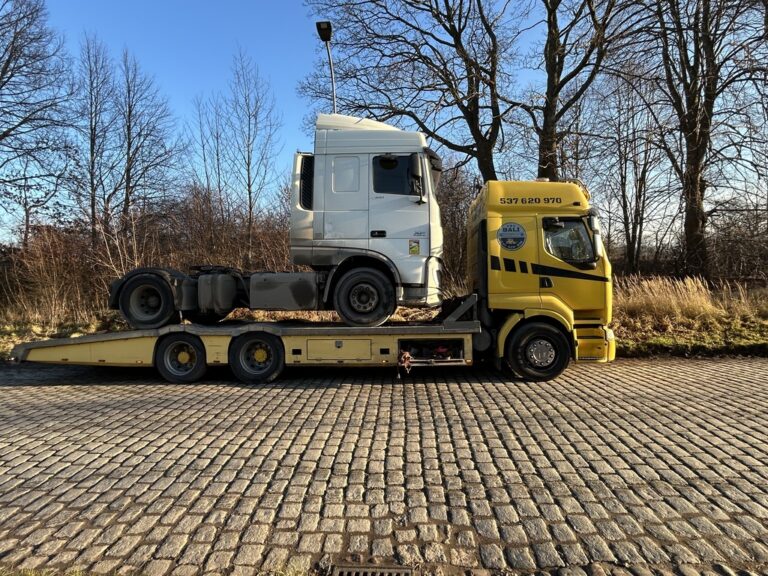 Transport ciągnika siodłowego lawetą niskopodwoziową BaLi Transport.