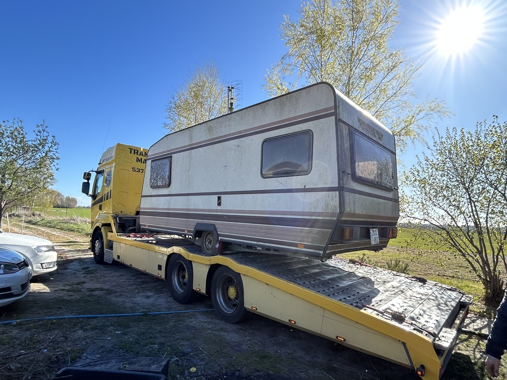Transport domku holenderskiego lawetą specjalistyczną w Koszalinie.