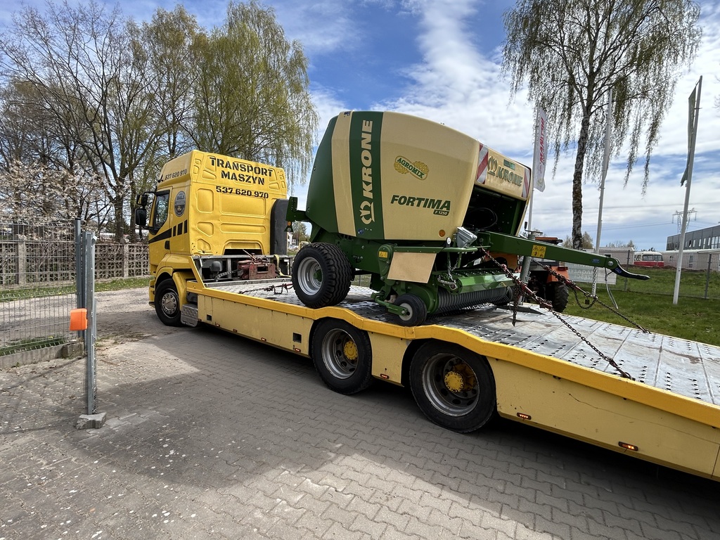 Przewóz maszyny rolniczej lawetą ponadgabarytową BaLi Transport.