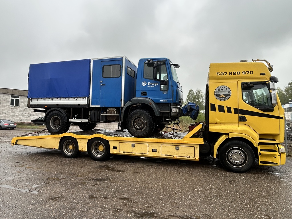 Transport samochodu ciężarowego lawetą do 15 ton na terenie Polski.