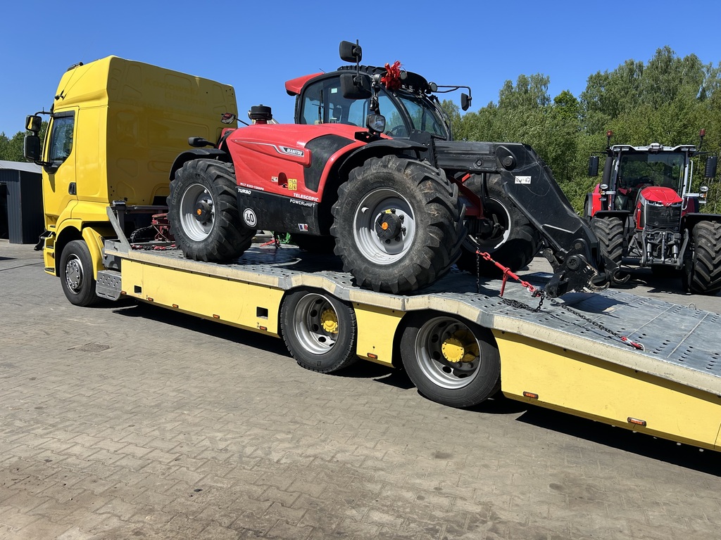 Transport ciągnika lawetą niskopodwoziową BaLi Transport Koszalin.