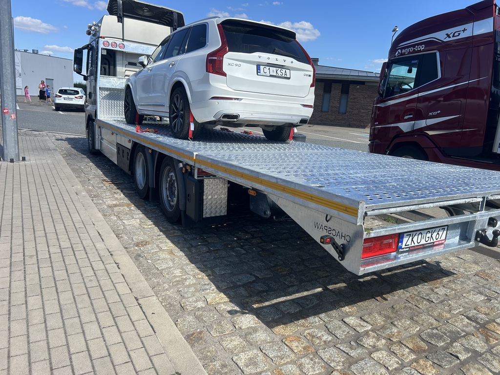 Transport minikoparki na lawecie – specjalistyczny przewóz maszyn budowlanych.
