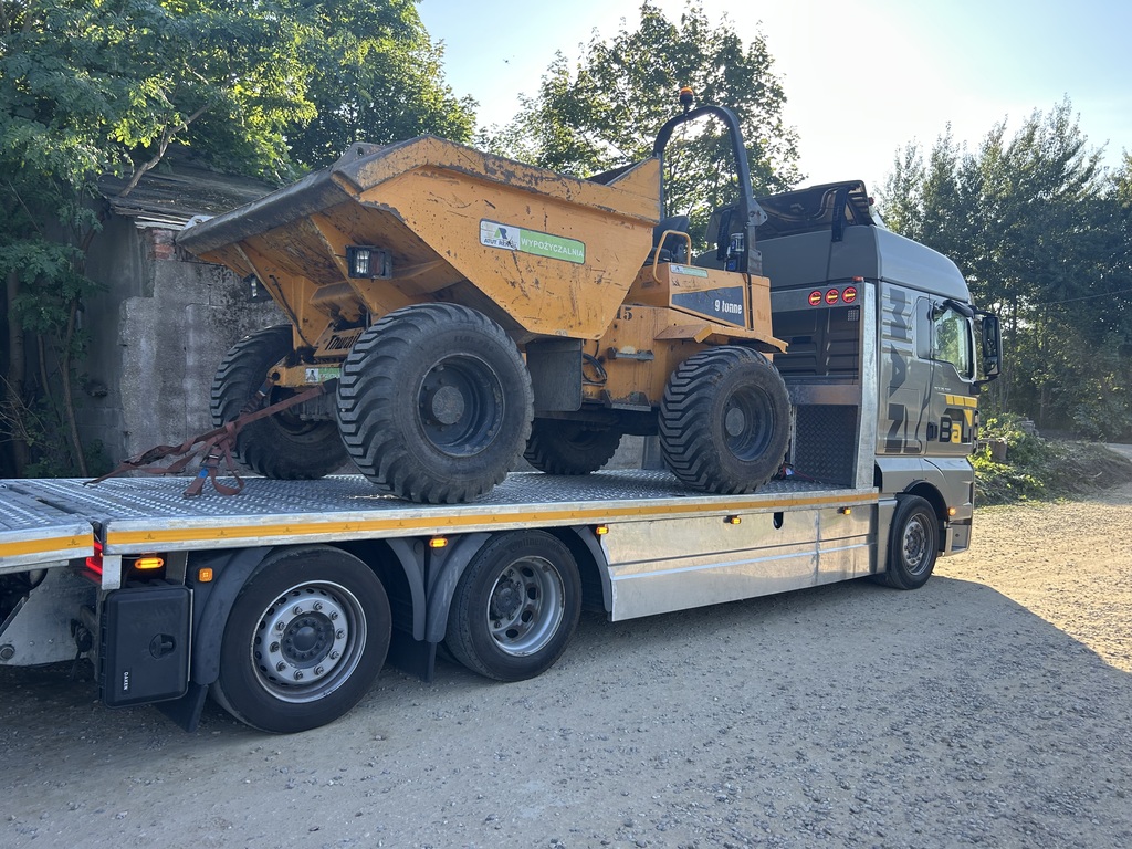 Transport ciężkiej maszyny budowlanej na lawecie niskopodwoziowej.
